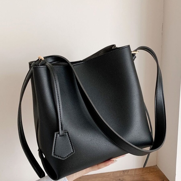 classic black medium sized crossbody bag - Picture 5 of 8